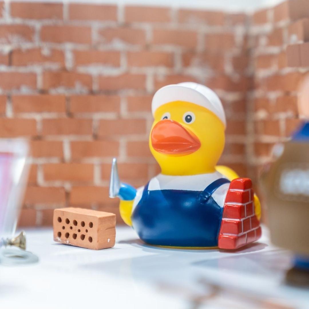 M131255 Multicoloured - Squeaky duck bricklayer - mbw