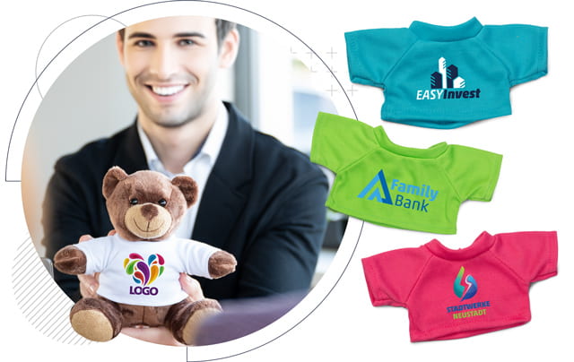 Händler mit Teddy und Shirt mit Logo