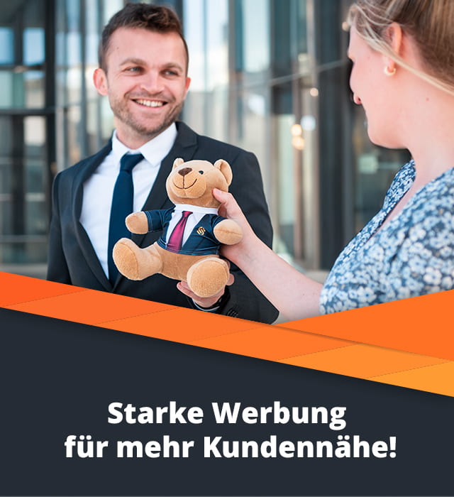 Bänker übergibt Teddy an Kundin