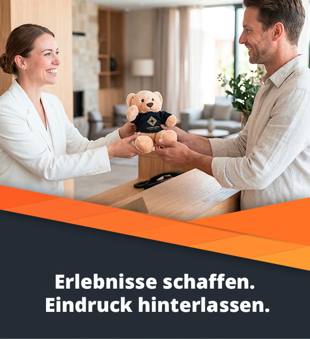 Gast erhält Teddy beim Check-In