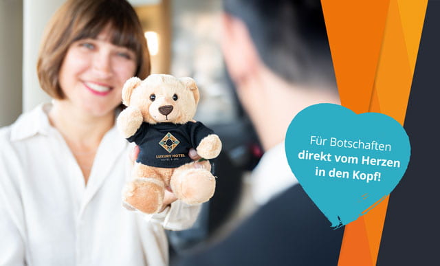 Frau übergibt Teddy an Gast