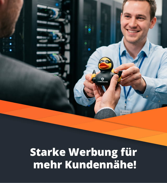 IT-Mitarbeiter übergibt Quietscheente als Werbegeschenk