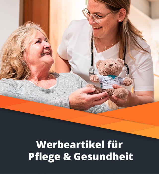 Pflegerin überreicht teddy an Pantientin