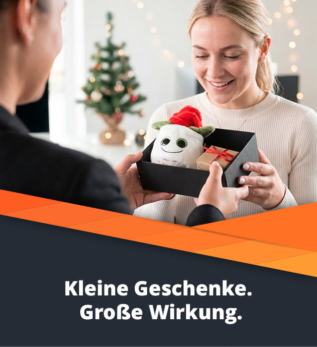 Mitarbeiterin bekommt ein Weihnachtsgeschenk