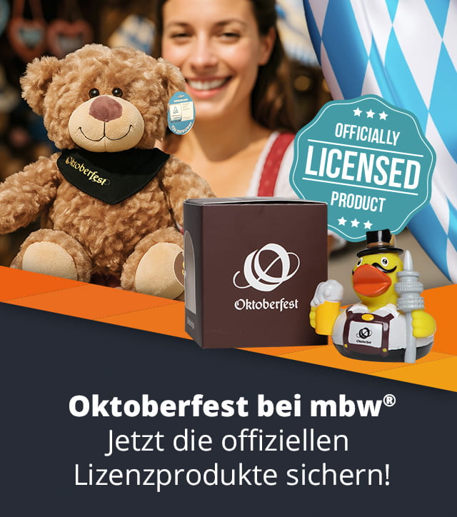 Frau in Tracht hält einen Teddybären mit Oktoberfest-Schal in die Kamera